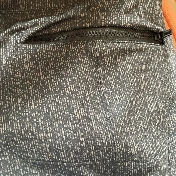 Athleta Delancey textured tight Size M, black with grey design - Picture 5 of 5